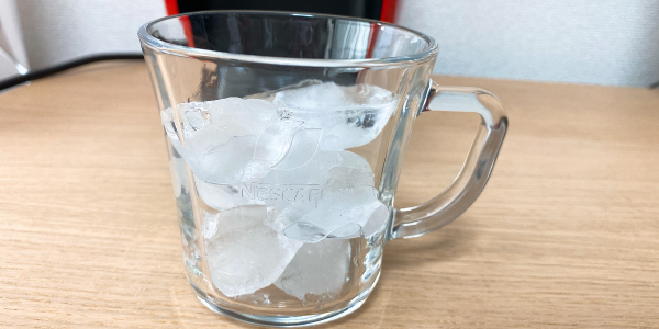 バリスタでアレンジ:カップに氷が入っている