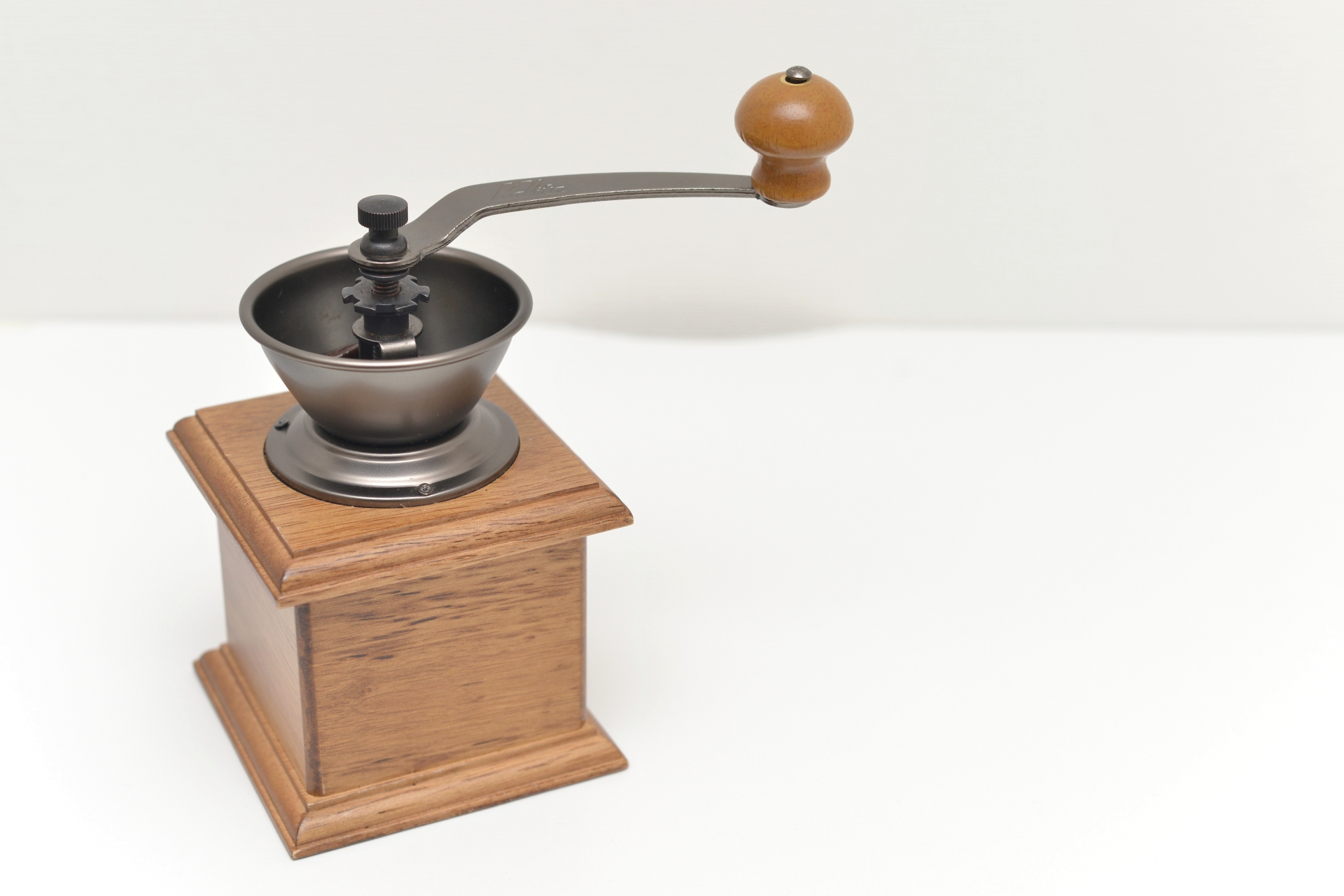 コーヒーミルは電動がおすすめ！手動・電動の選び方やおすすめも徹底解説